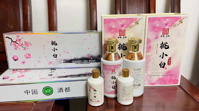 2023年桃小白金酱酒饭店装正式开始投放市场···